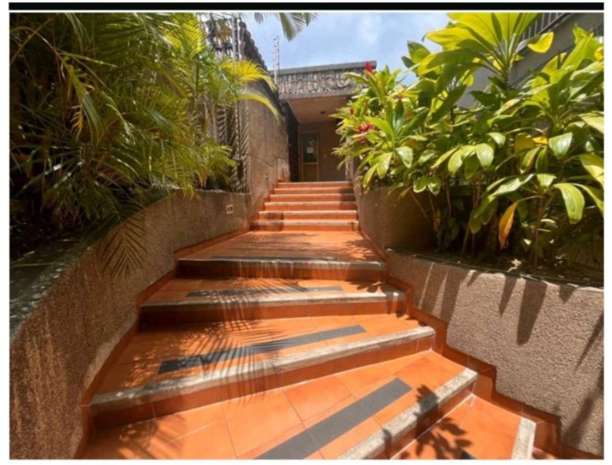 Apartamento en venta o alquiler en La Tahona, Baruta | 4 habitaciones y terrazas