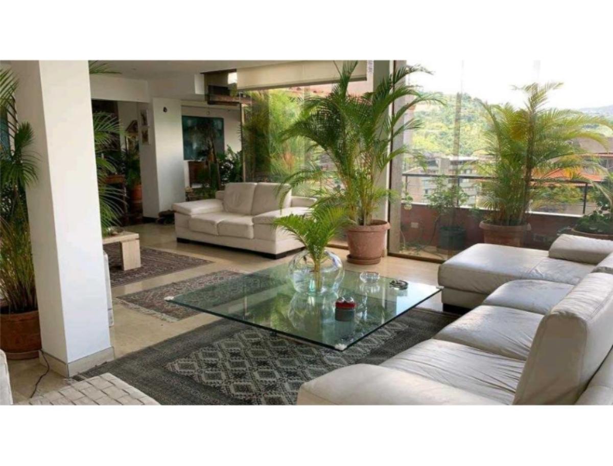 Apartamento en venta o alquiler en La Tahona, Baruta | 4 habitaciones y terrazas