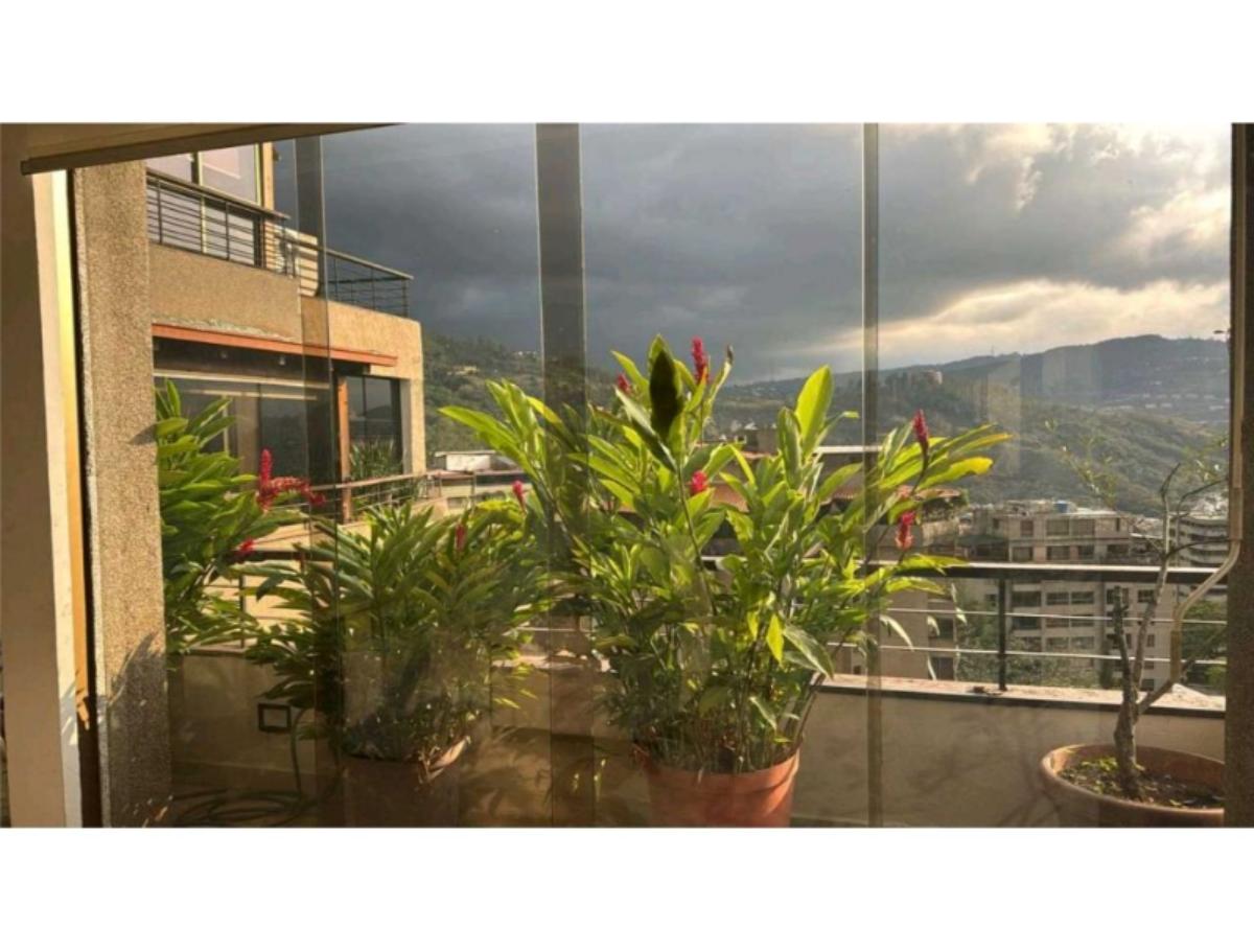 Apartamento en venta o alquiler en La Tahona, Baruta | 4 habitaciones y terrazas