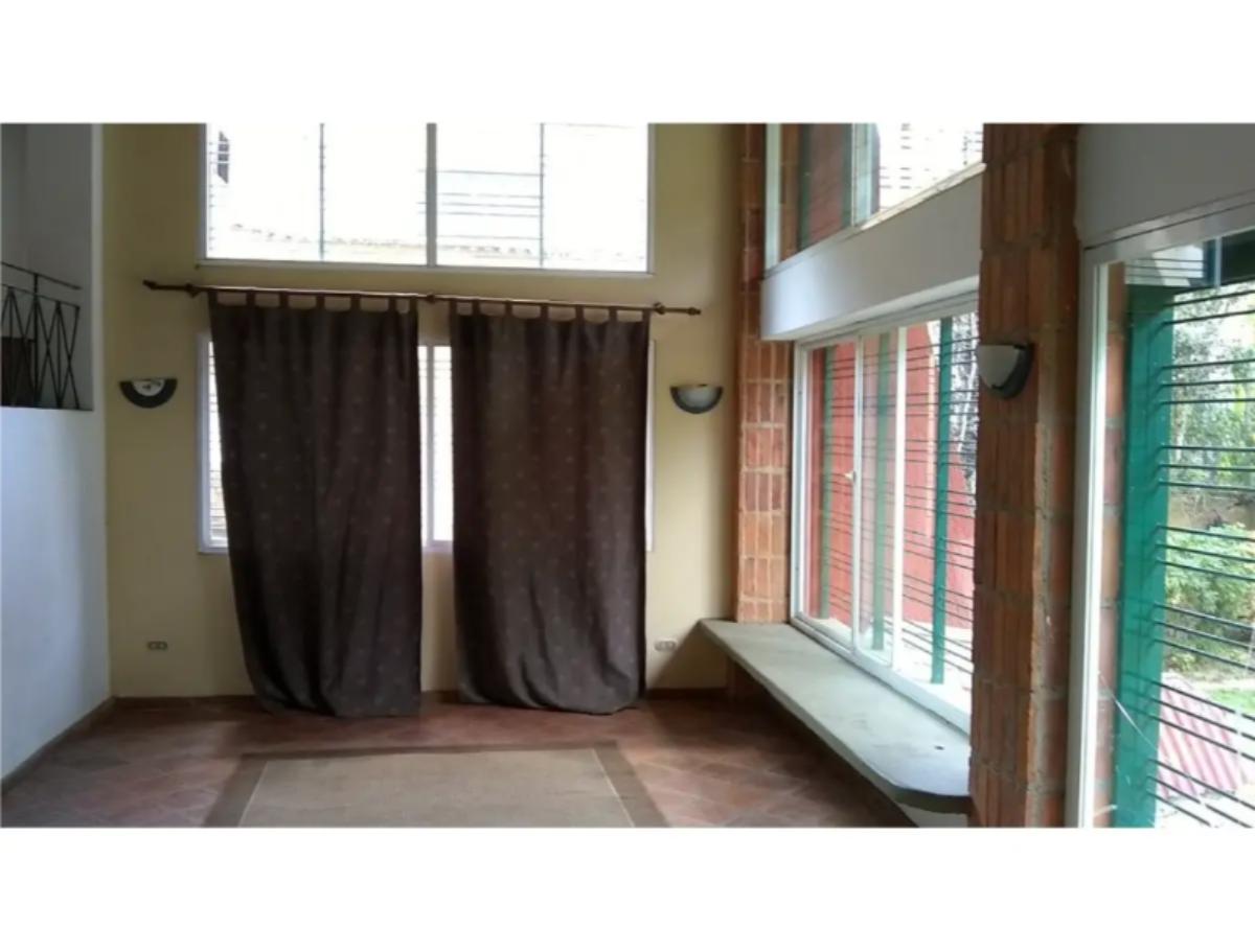 Casa en venta en La Unión, El Hatillo | 4 habitaciones y jardín de 200 m²