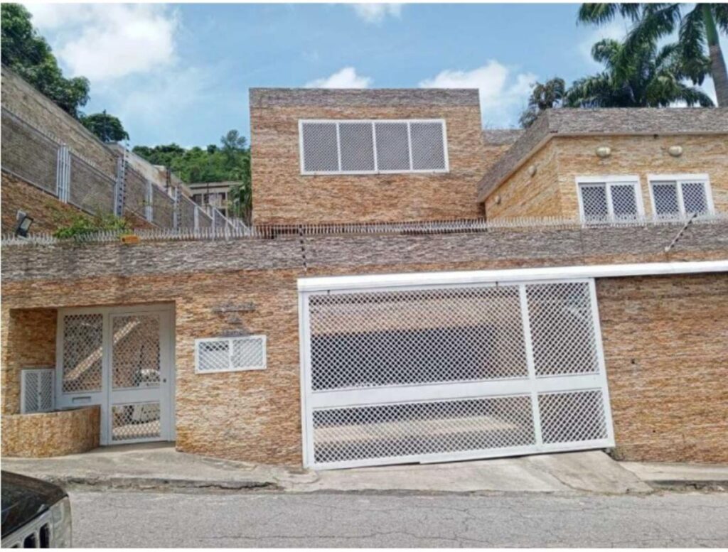 Casa en venta en Prados del Este, Baruta | 8 habitaciones y piscina