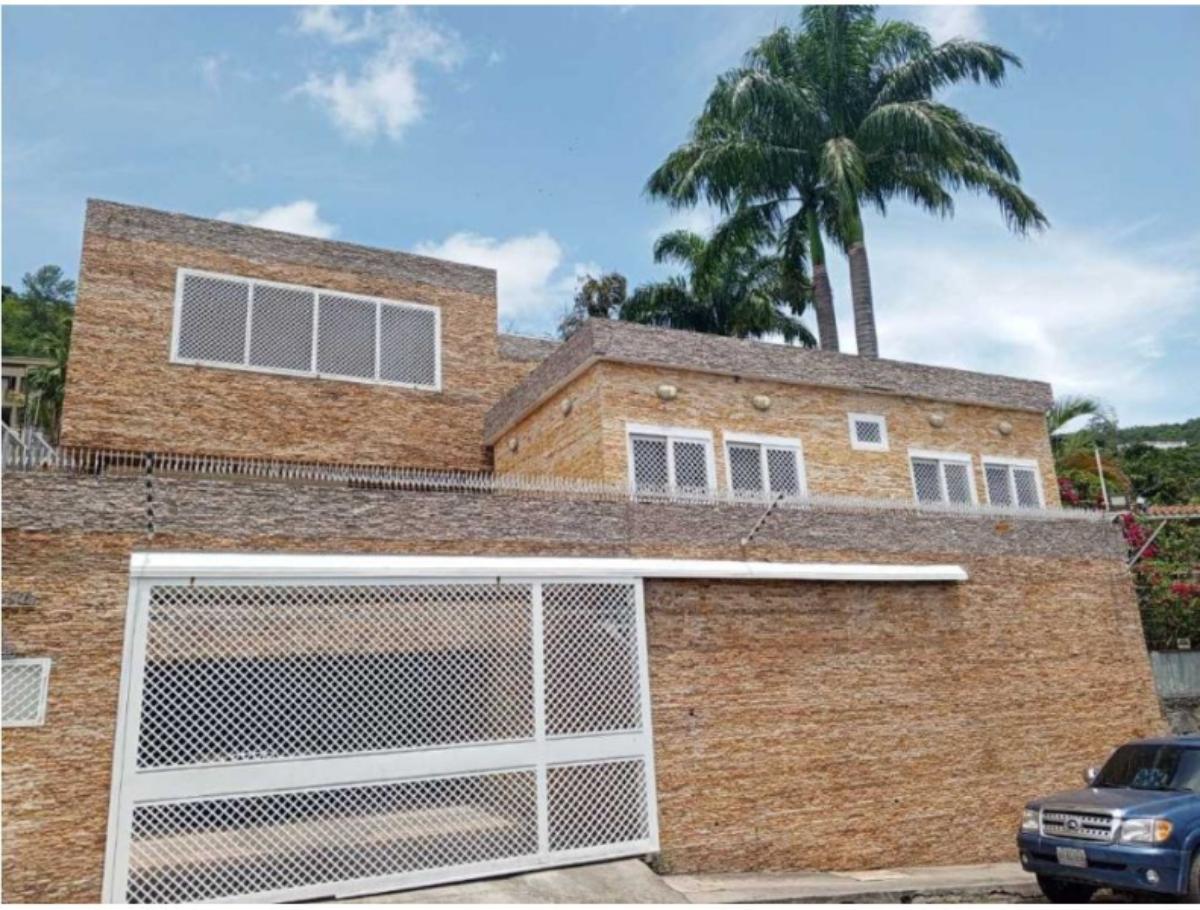 Casa en venta en Prados del Este, Baruta | 8 habitaciones y piscina