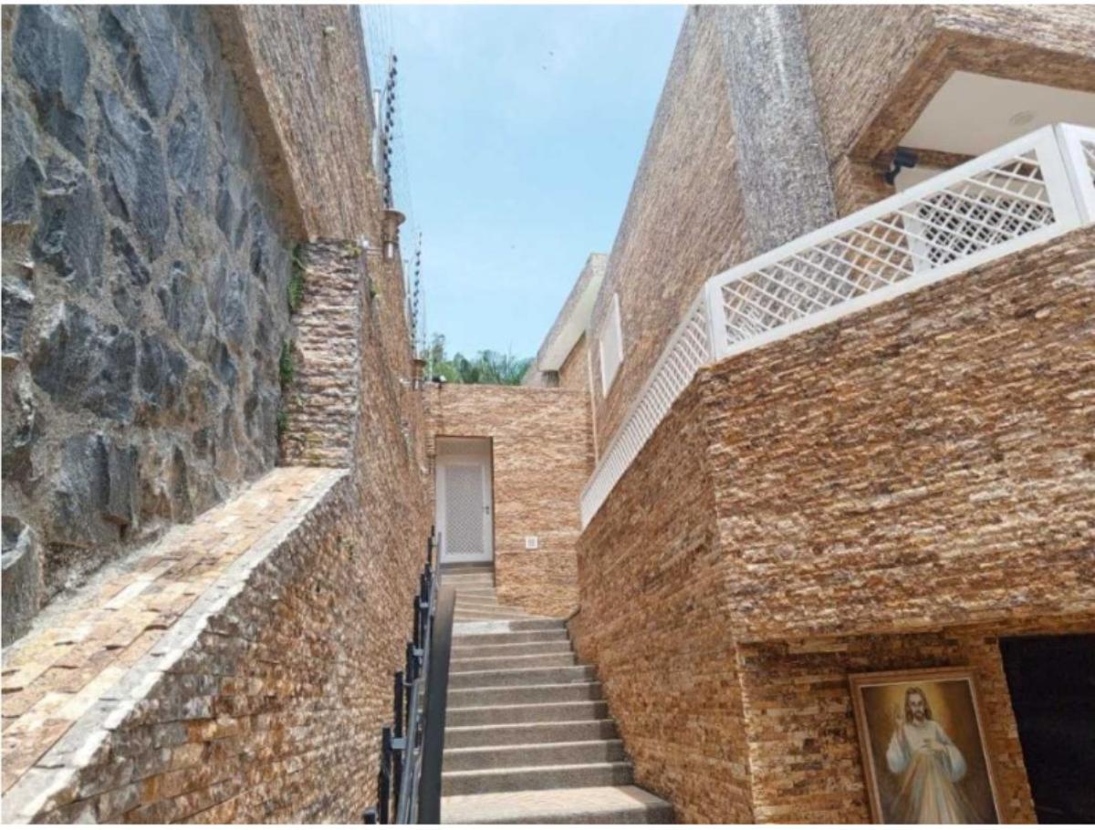 Casa en venta en Prados del Este, Baruta | 8 habitaciones y piscina