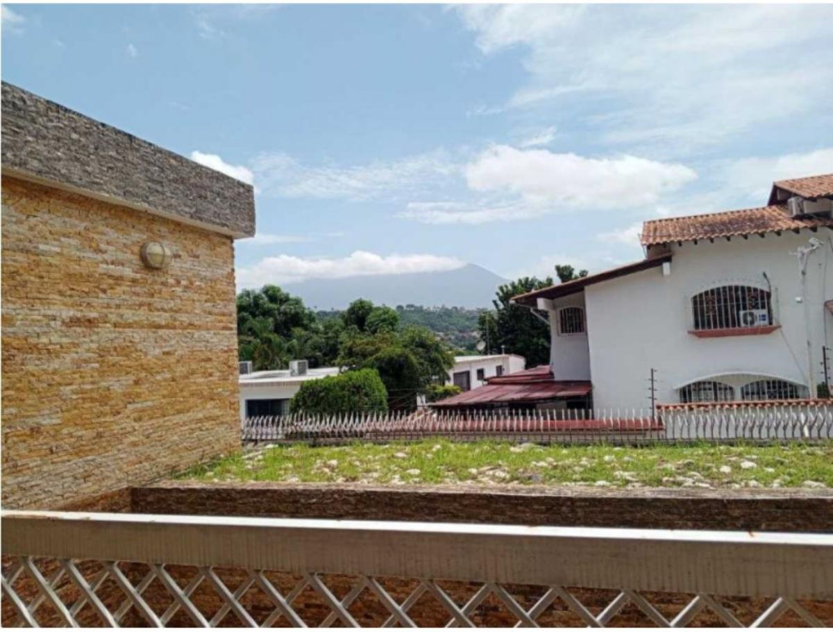 Casa en venta en Prados del Este, Baruta | 8 habitaciones y piscina