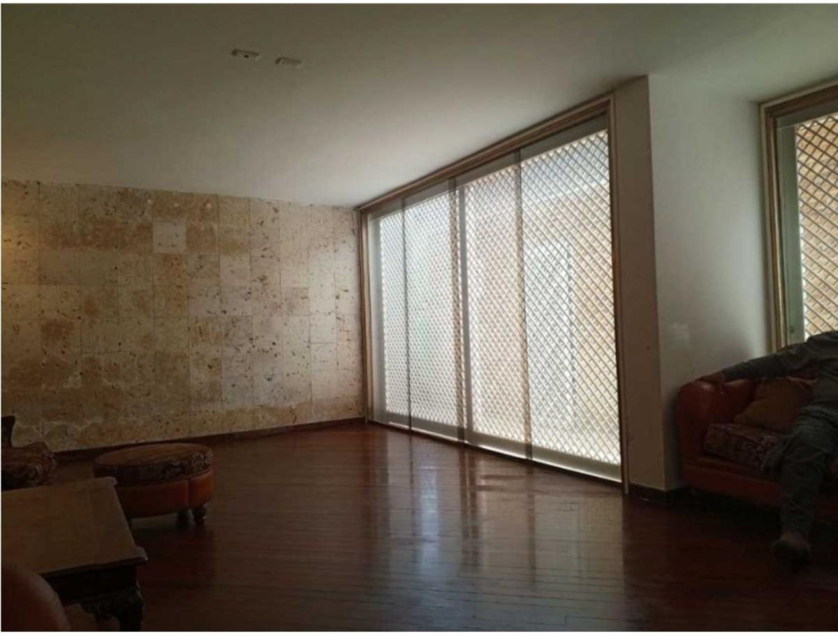 Casa en venta en Prados del Este, Baruta | 8 habitaciones y piscina