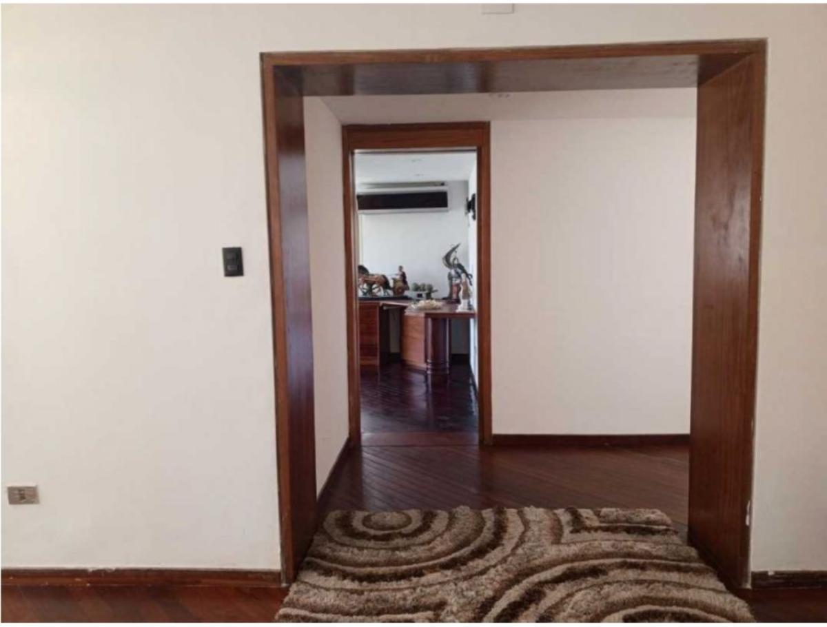 Casa en venta en Prados del Este, Baruta | 8 habitaciones y piscina