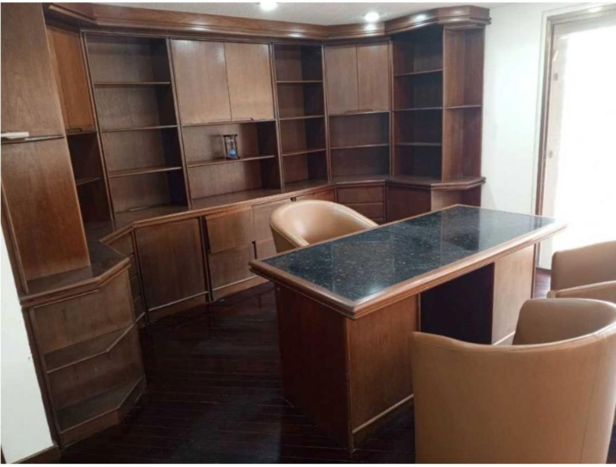 Casa en venta en Prados del Este, Baruta | 8 habitaciones y piscina