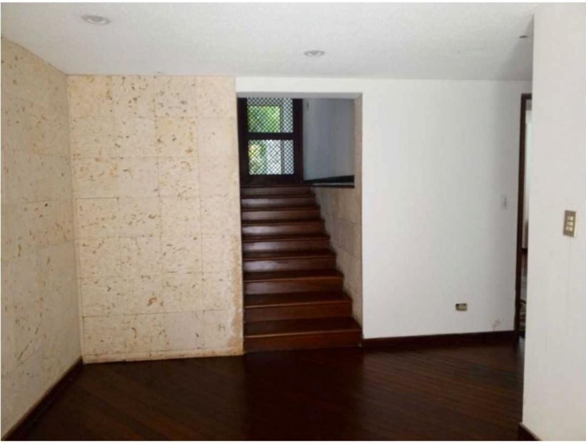 Casa en venta en Prados del Este, Baruta | 8 habitaciones y piscina