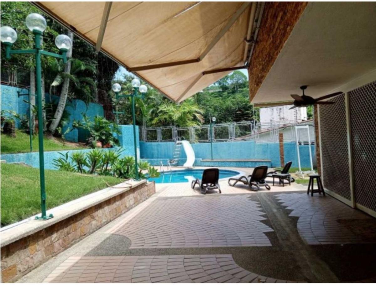 Casa en venta en Prados del Este, Baruta | 8 habitaciones y piscina