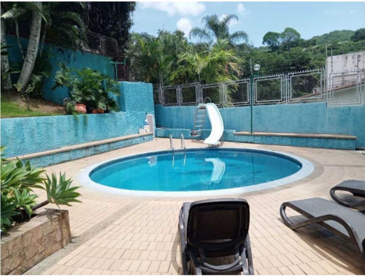 Casa en venta en Prados del Este, Baruta | 8 habitaciones y piscina