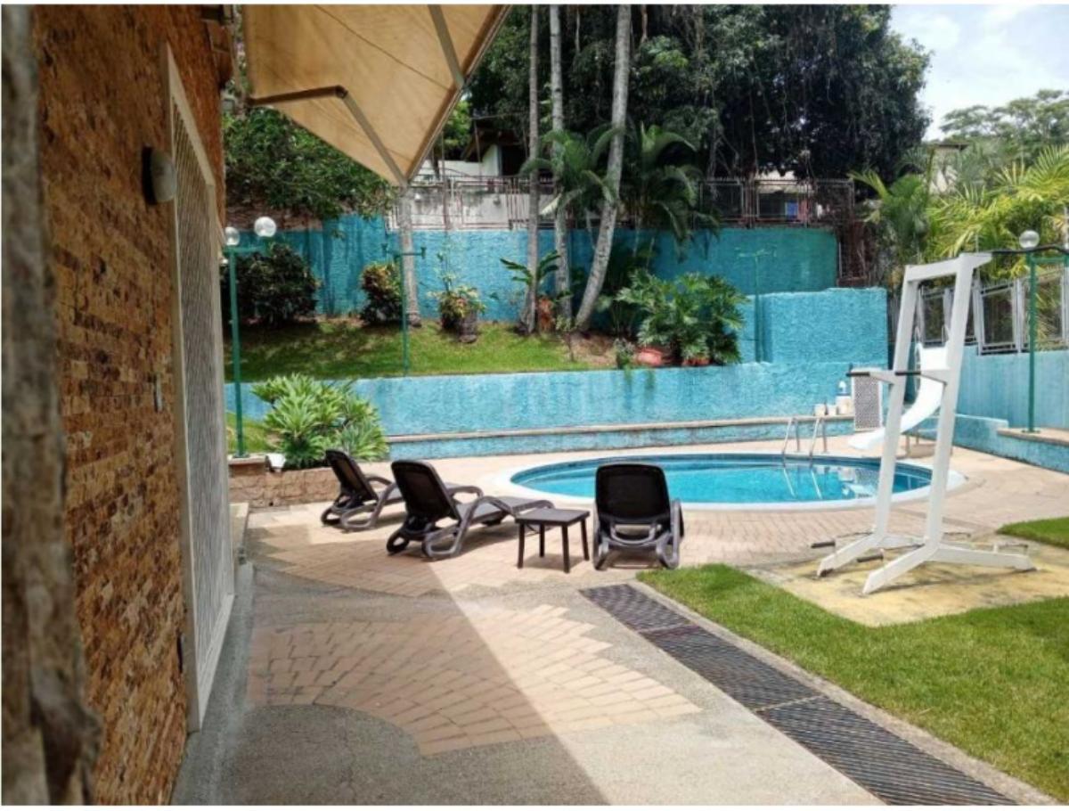 Casa en venta en Prados del Este, Baruta | 8 habitaciones y piscina