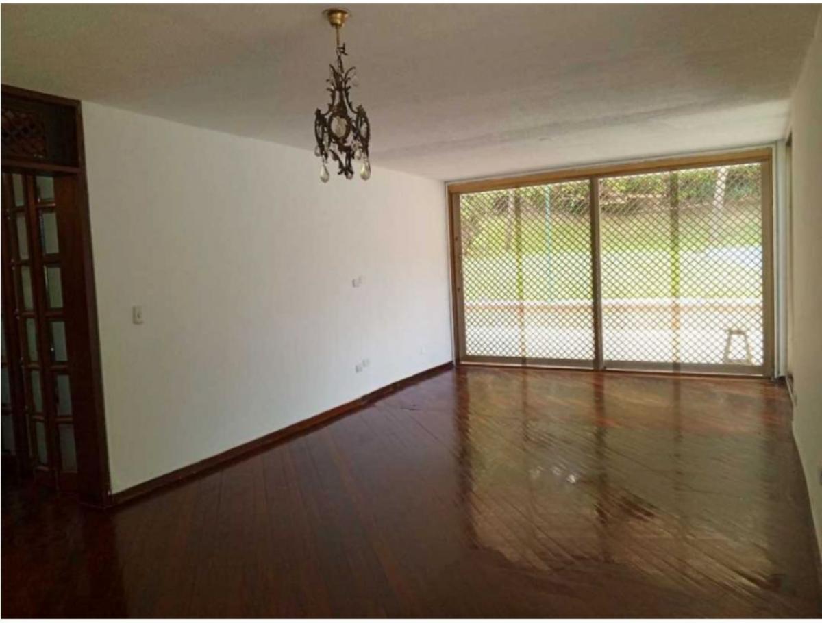 Casa en venta en Prados del Este, Baruta | 8 habitaciones y piscina