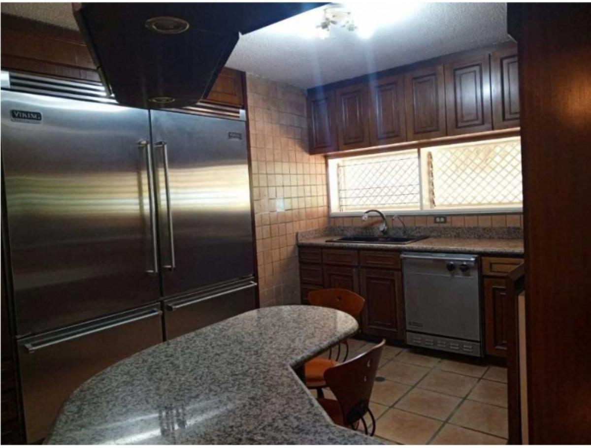Casa en venta en Prados del Este, Baruta | 8 habitaciones y piscina