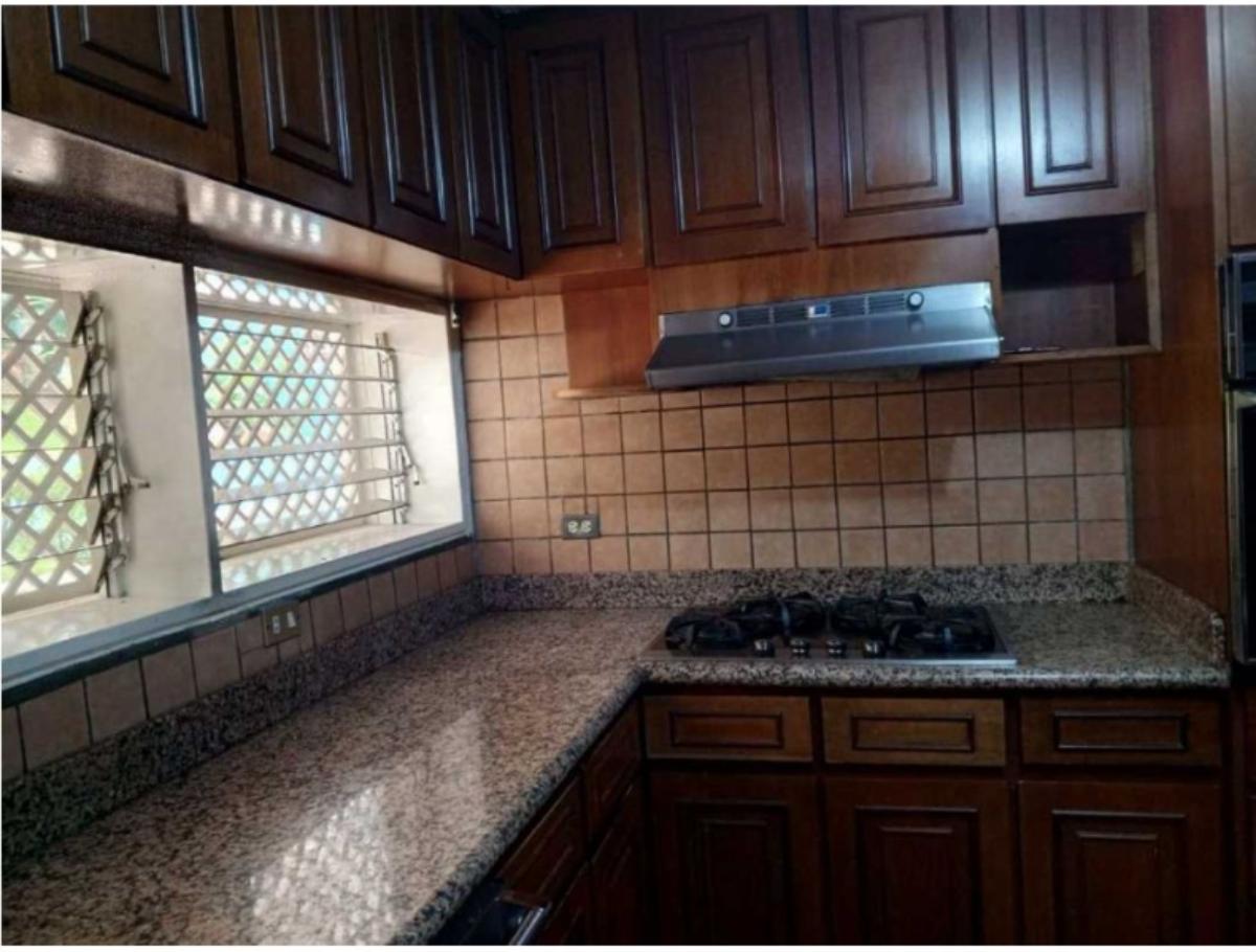 Casa en venta en Prados del Este, Baruta | 8 habitaciones y piscina