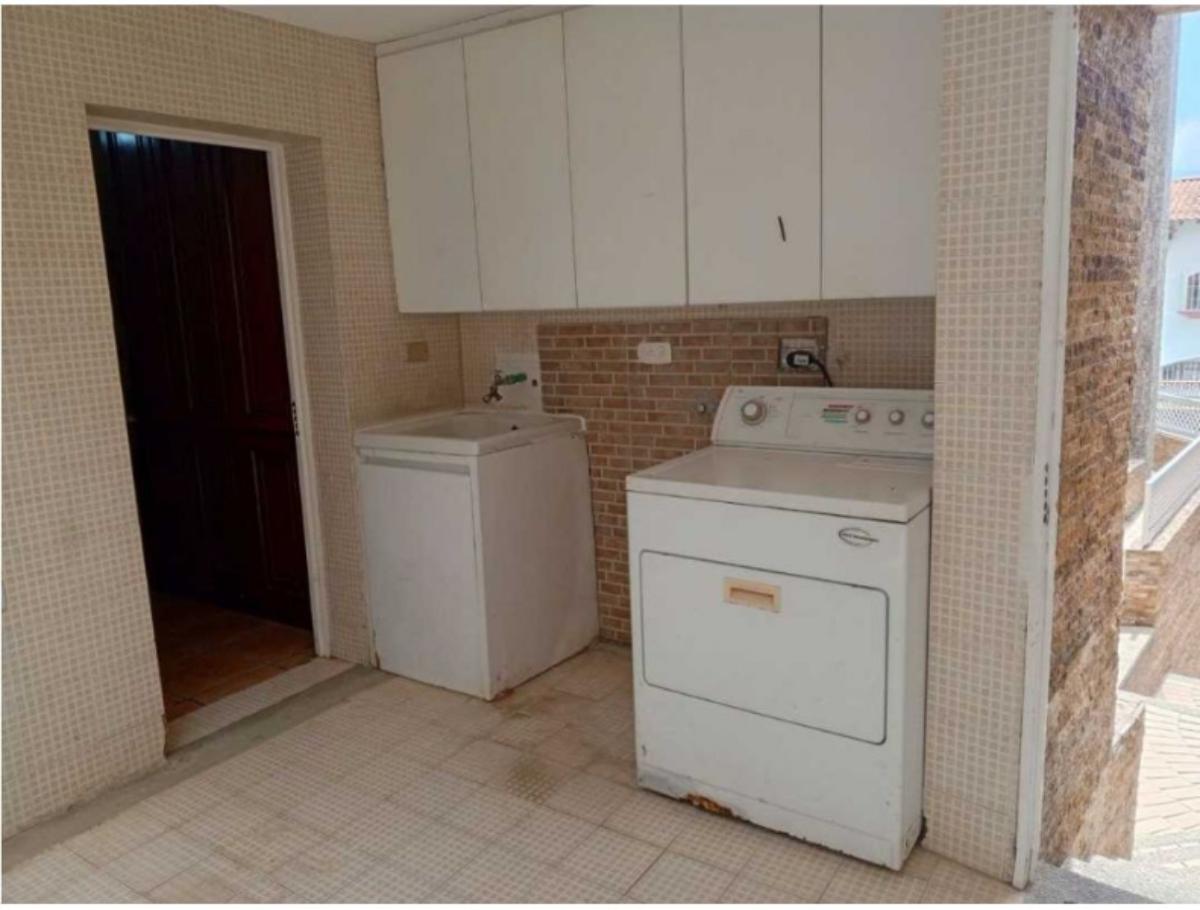 Casa en venta en Prados del Este, Baruta | 8 habitaciones y piscina