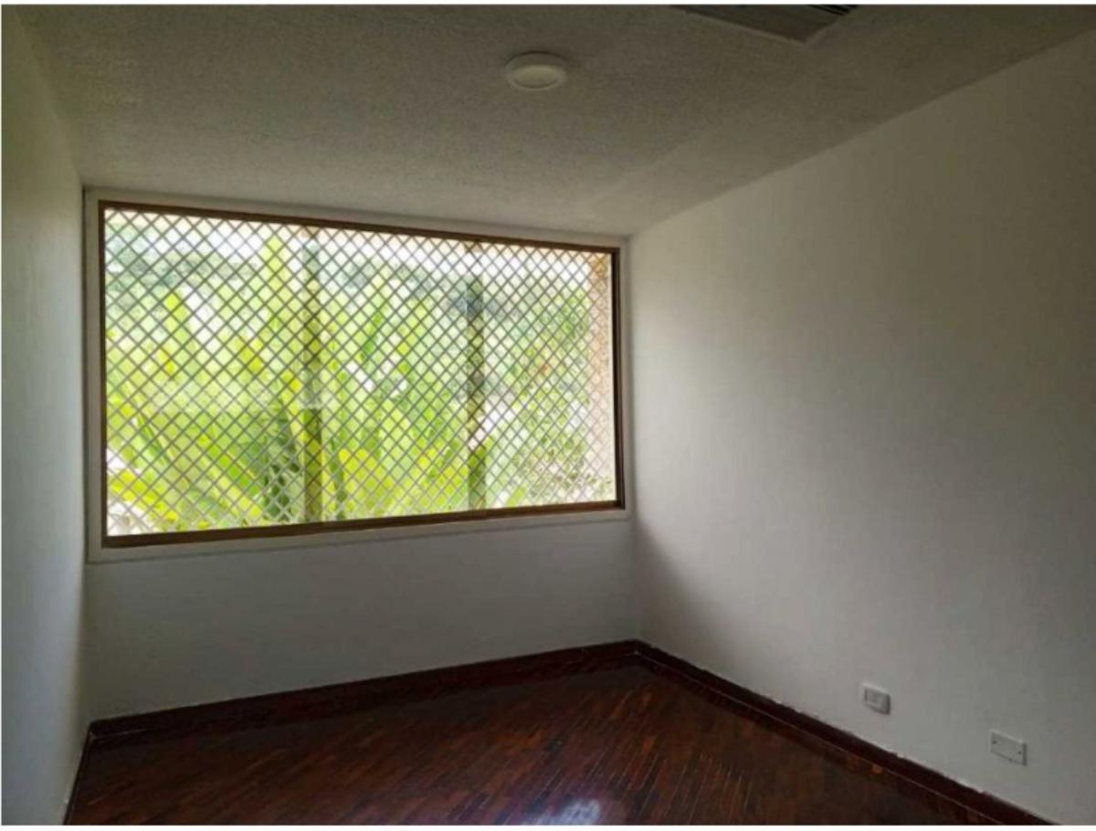 Casa en venta en Prados del Este, Baruta | 8 habitaciones y piscina