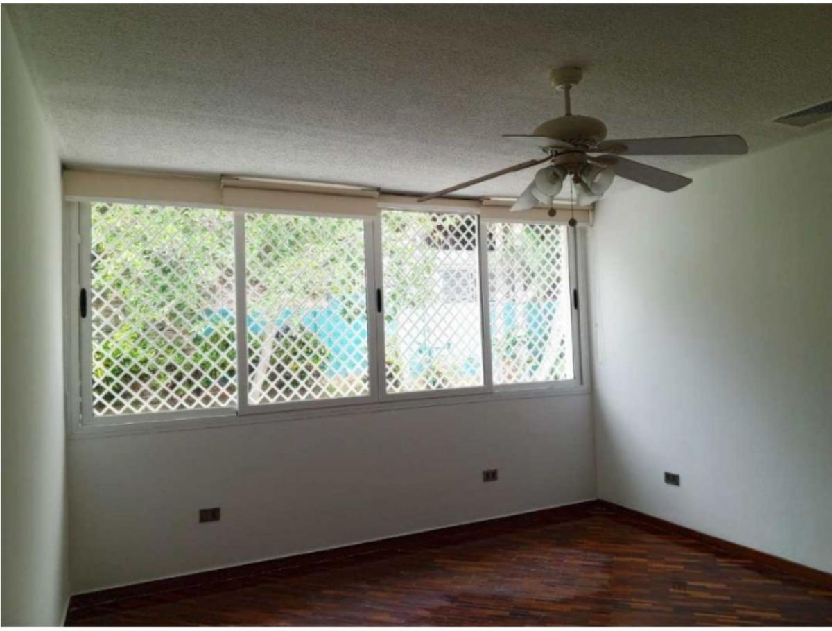 Casa en venta en Prados del Este, Baruta | 8 habitaciones y piscina