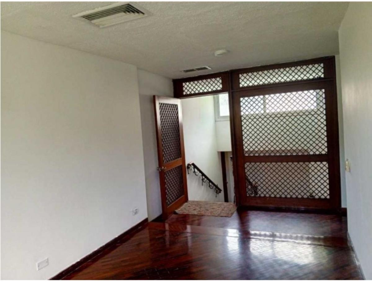 Casa en venta en Prados del Este, Baruta | 8 habitaciones y piscina