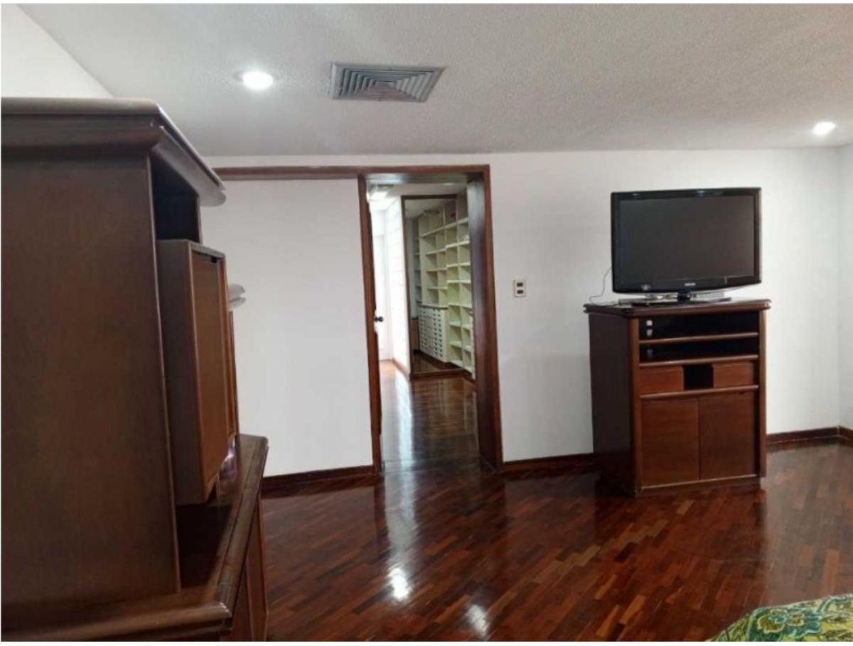Casa en venta en Prados del Este, Baruta | 8 habitaciones y piscina