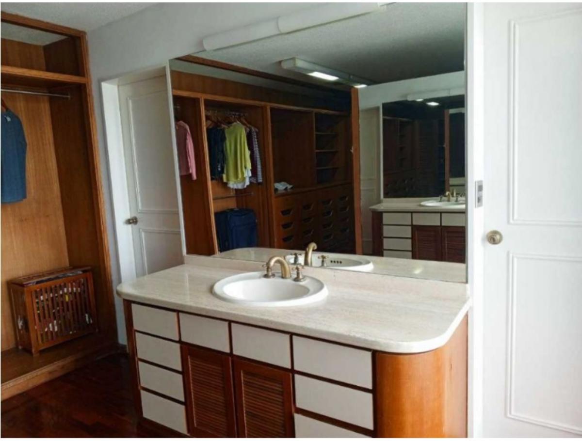 Casa en venta en Prados del Este, Baruta | 8 habitaciones y piscina