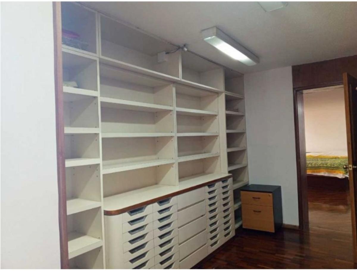 Casa en venta en Prados del Este, Baruta | 8 habitaciones y piscina