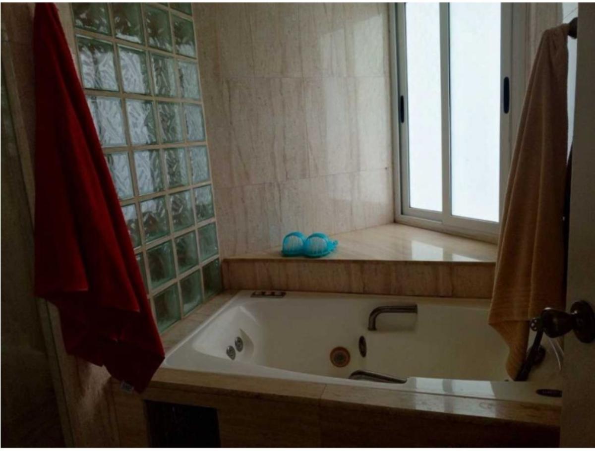 Casa en venta en Prados del Este, Baruta | 8 habitaciones y piscina
