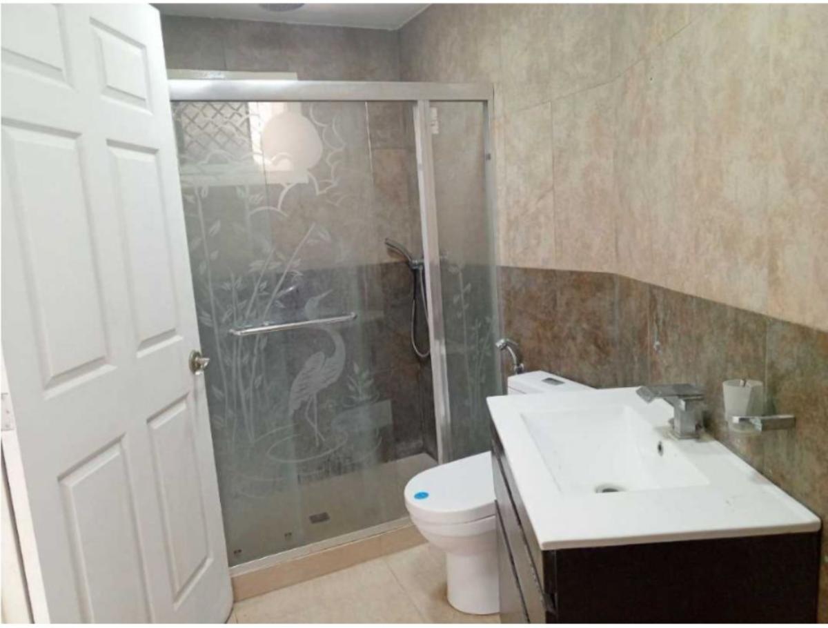 Casa en venta en Prados del Este, Baruta | 8 habitaciones y piscina