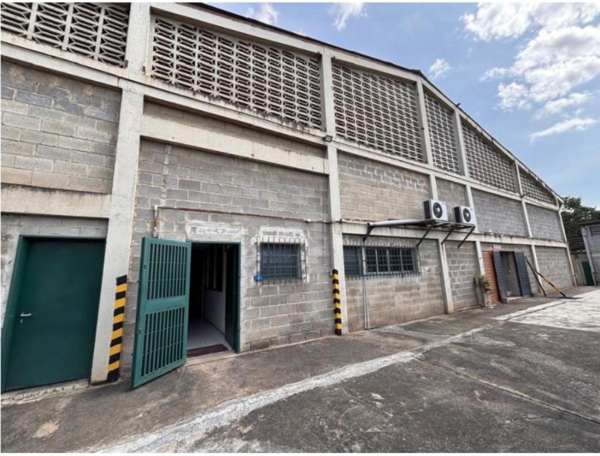 Galpón industrial en venta o alquiler en Los Naranjos de Guarenas | 1.200 m²
