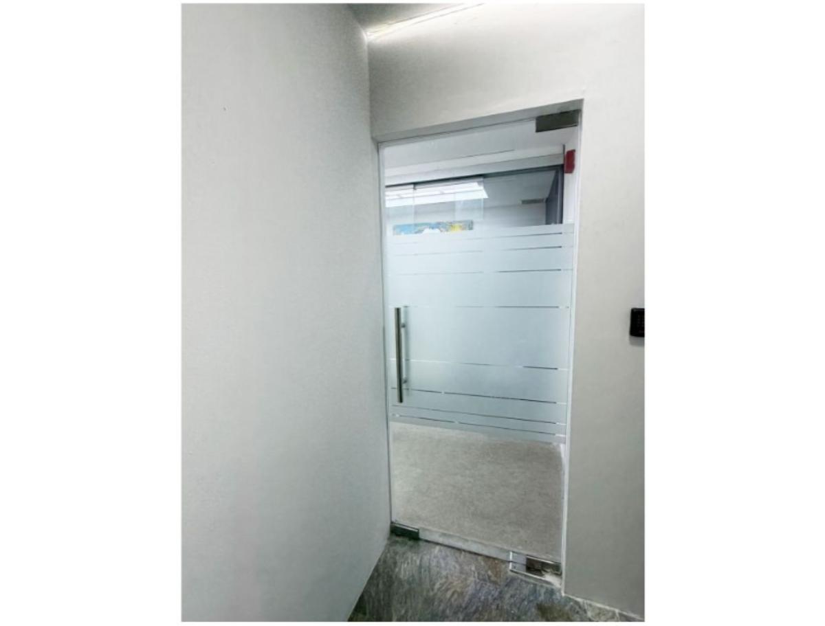 Oficina en venta en Los Palos Grandes, Edificio Cavendes | 82 m² remodelada