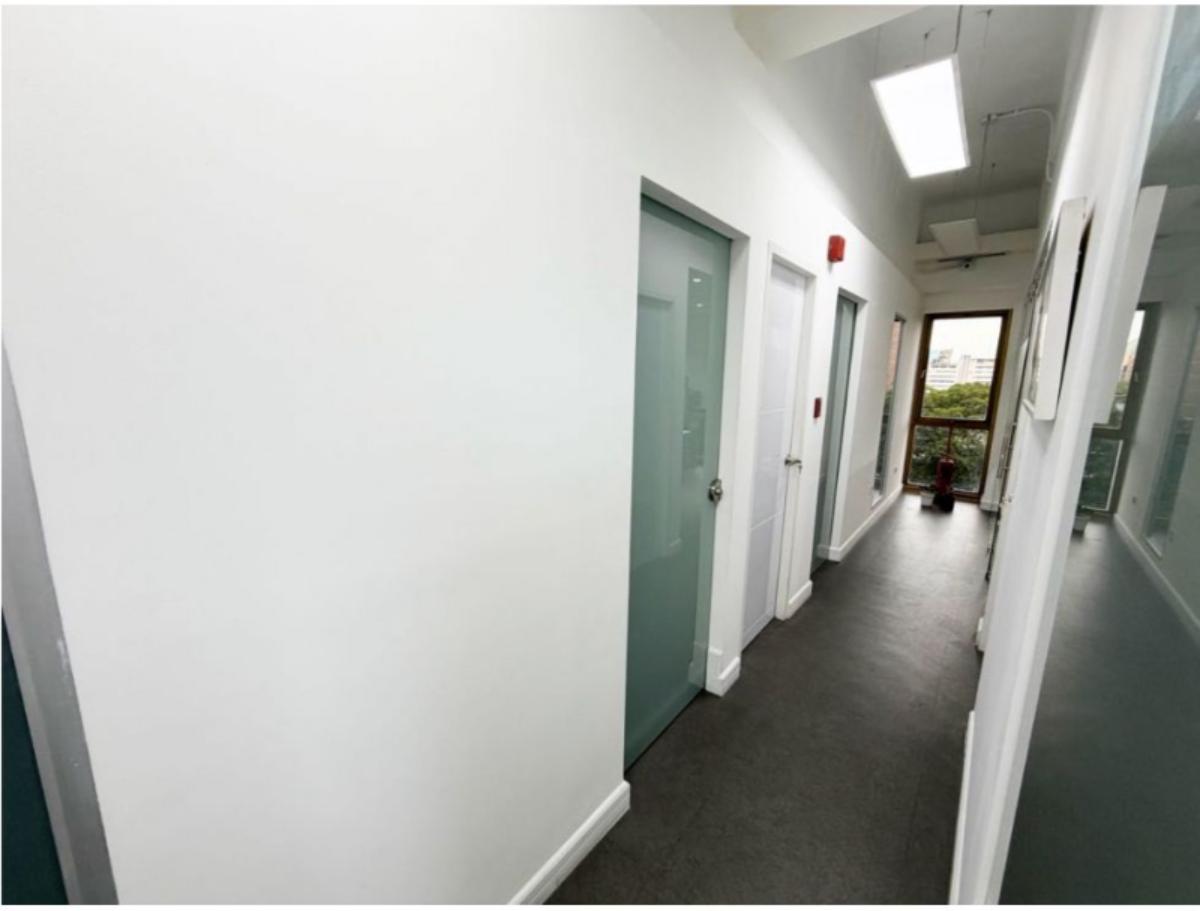 Oficina en venta en Los Palos Grandes, Edificio Cavendes | 82 m² remodelada
