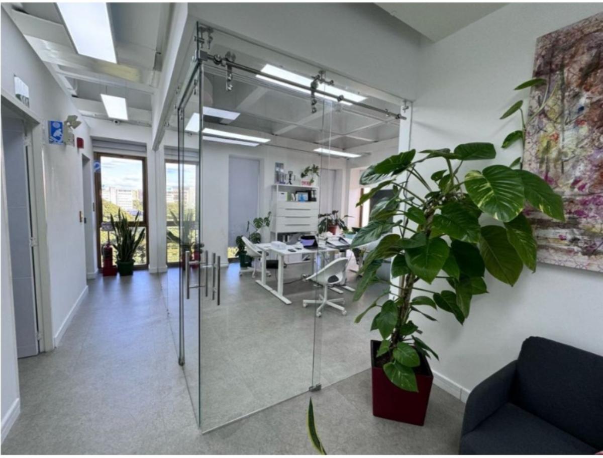 Oficina en venta en Los Palos Grandes, Edificio Cavendes | 83 m² remodelada