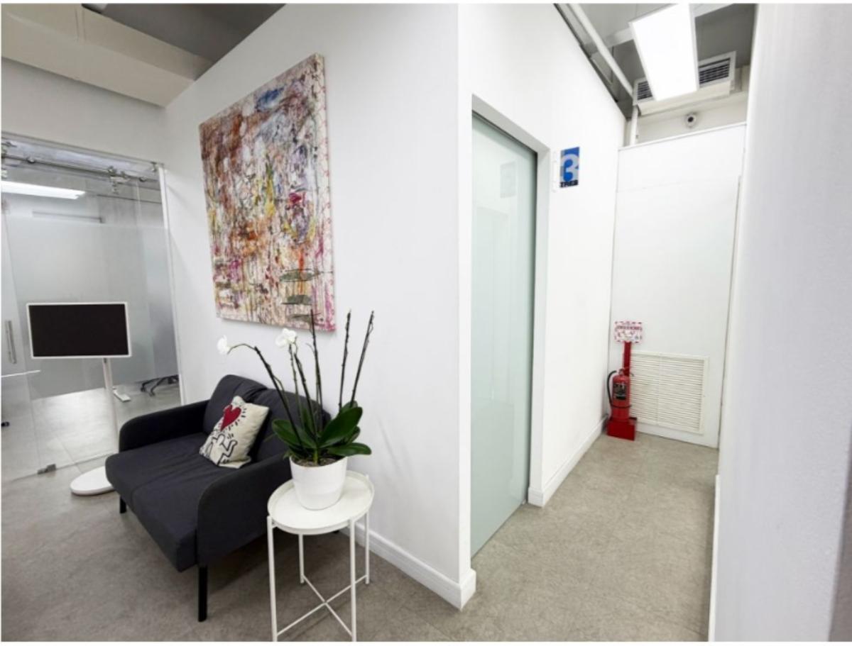 Oficina en venta en Los Palos Grandes, Edificio Cavendes | 83 m² remodelada