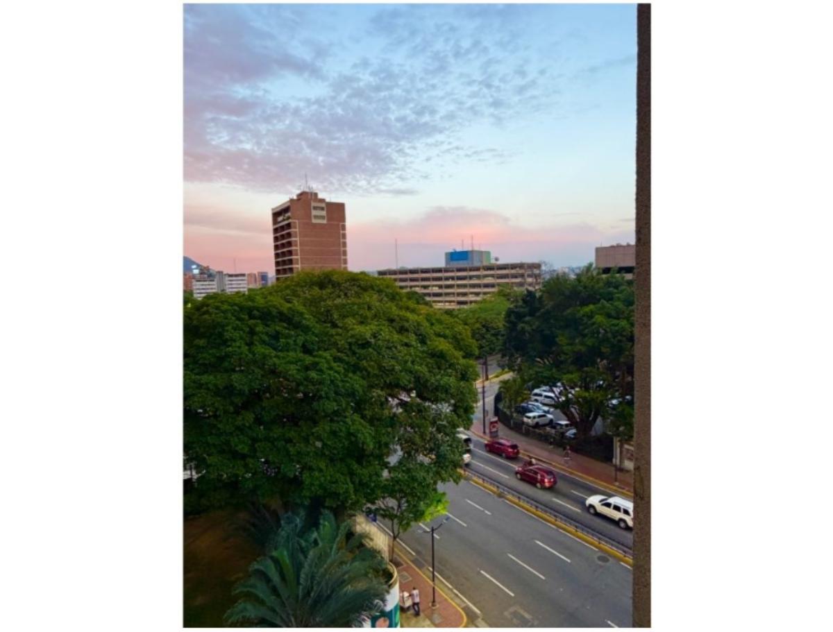 Oficina en venta en Los Palos Grandes, Edificio Cavendes | 83 m² remodelada