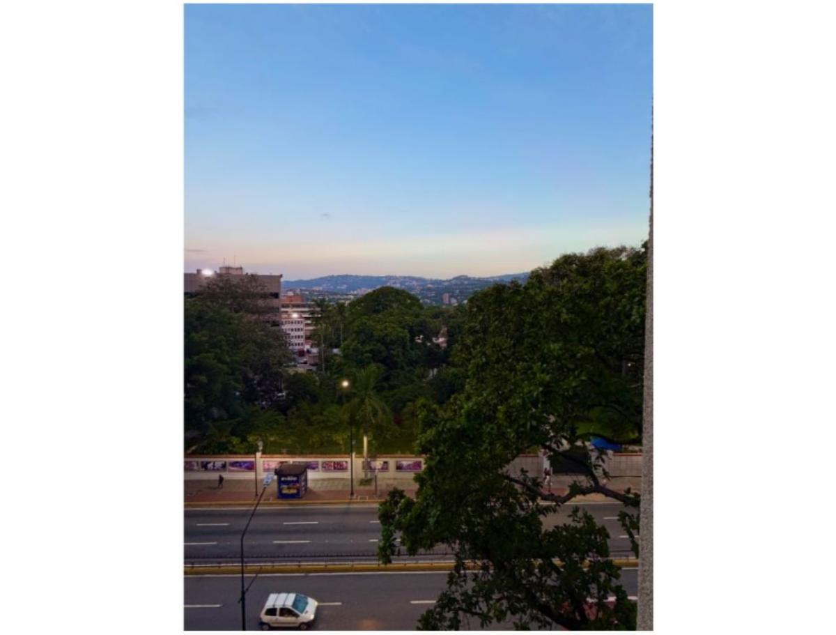 Oficina en venta en Los Palos Grandes, Edificio Cavendes | 83 m² remodelada