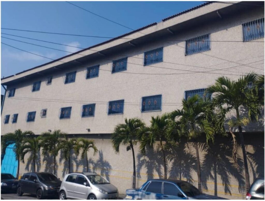 Edificio industrial con galpón en alquiler en Catia | 1.575,51 m²
