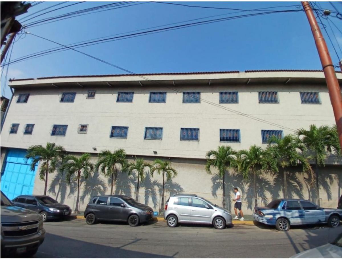 Edificio industrial con galpón en alquiler en Catia | 1.575,51 m²