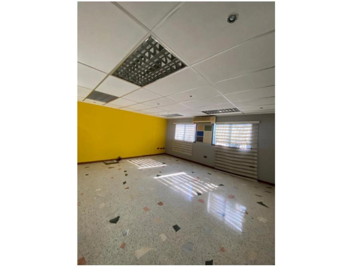 Edificio industrial con galpón en alquiler en Catia | 1.575,51 m²