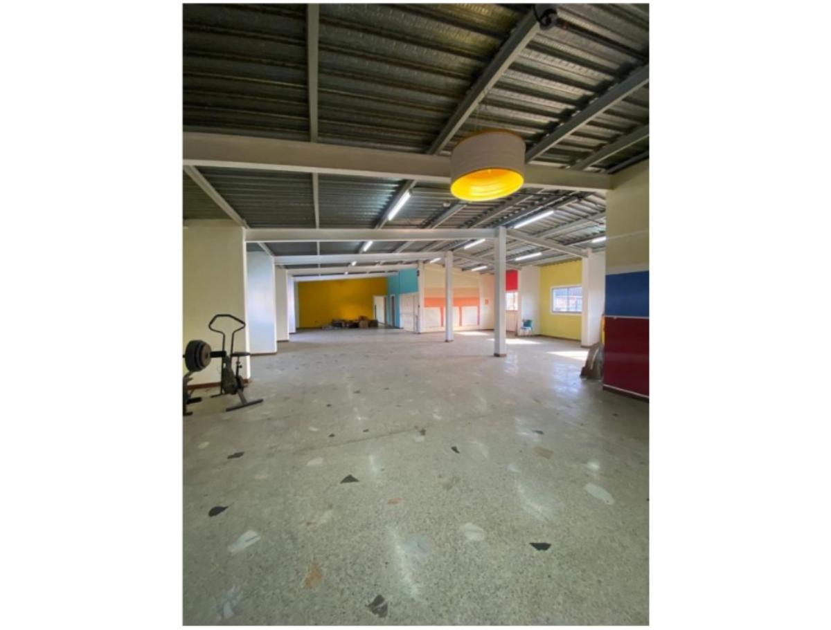 Edificio industrial con galpón en alquiler en Catia | 1.575,51 m²