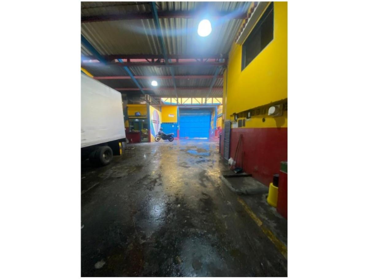 Edificio industrial con galpón en alquiler en Catia | 1.575,51 m²