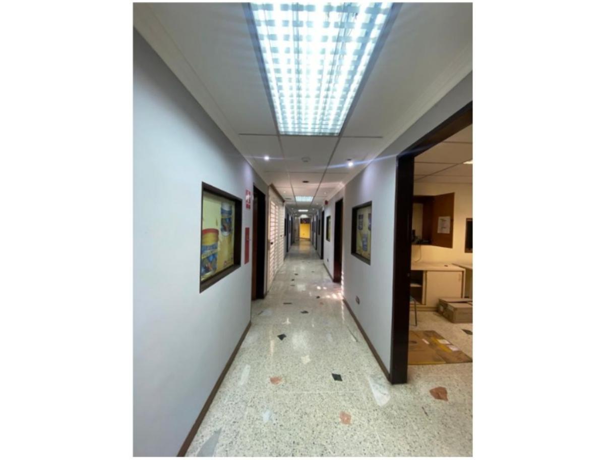 Edificio industrial con galpón en alquiler en Catia | 1.575,51 m²