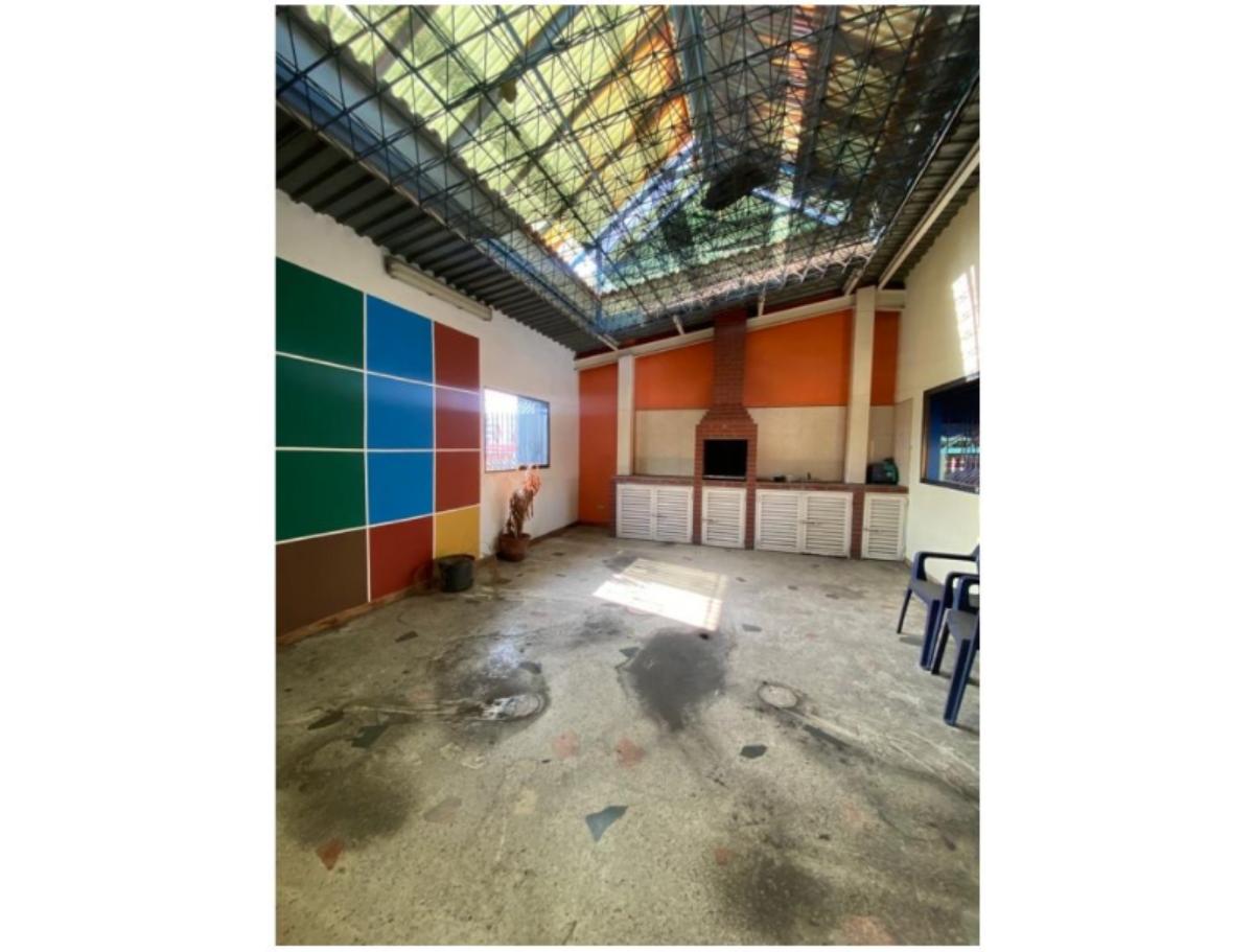 Edificio industrial con galpón en alquiler en Catia | 1.575,51 m²