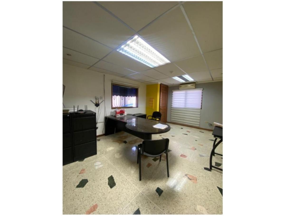 Edificio industrial con galpón en alquiler en Catia | 1.575,51 m²