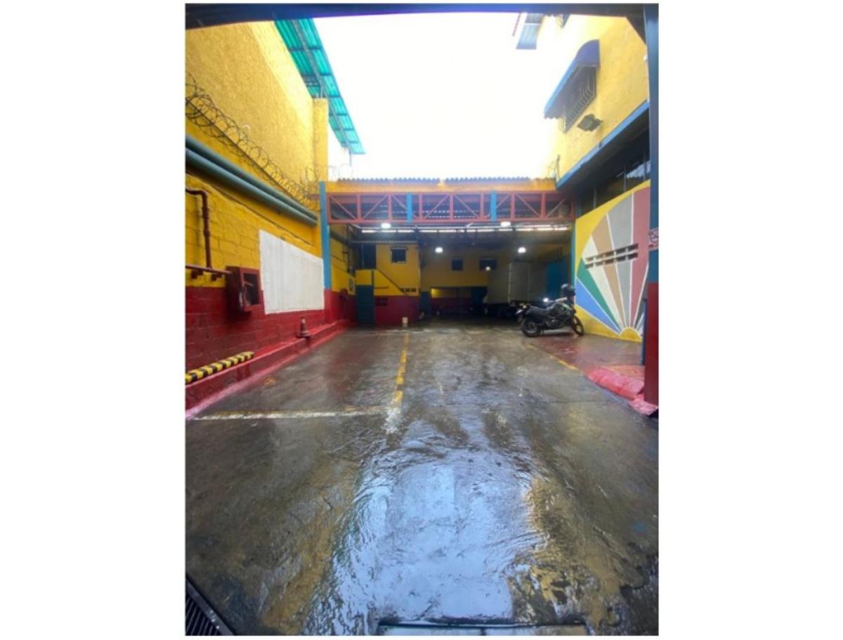 Edificio industrial con galpón en alquiler en Catia | 1.575,51 m²