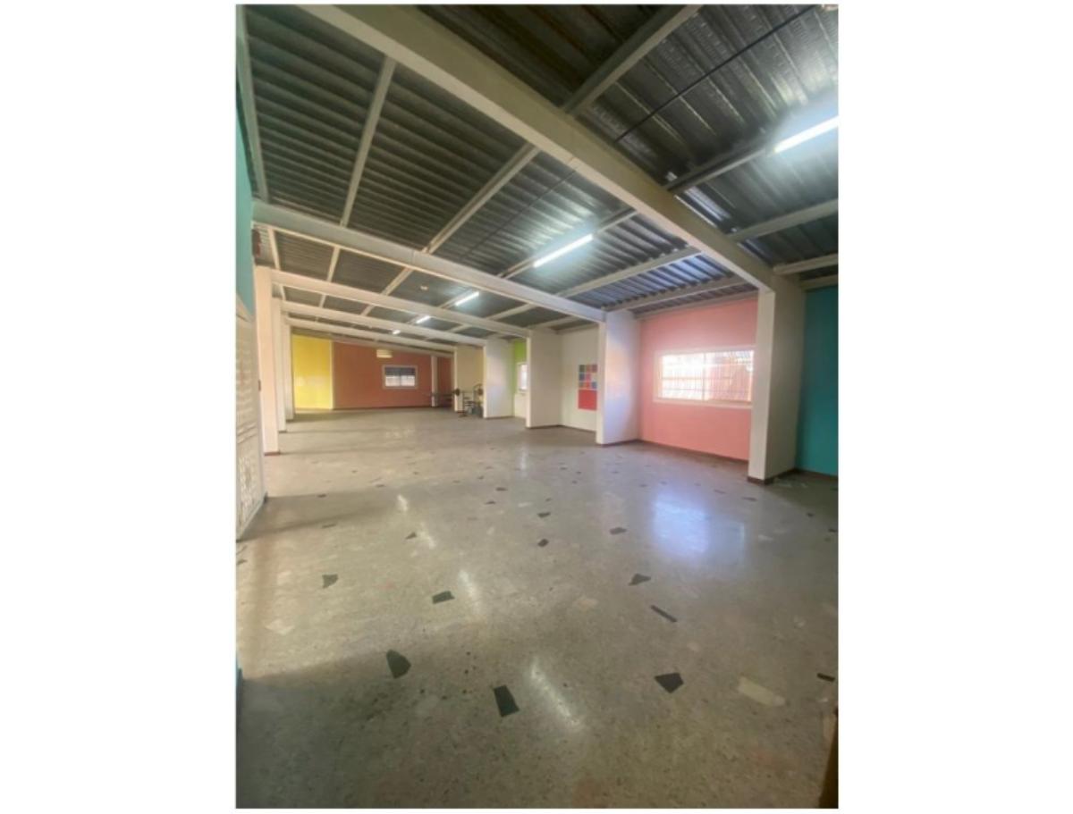 Edificio industrial con galpón en alquiler en Catia | 1.575,51 m²