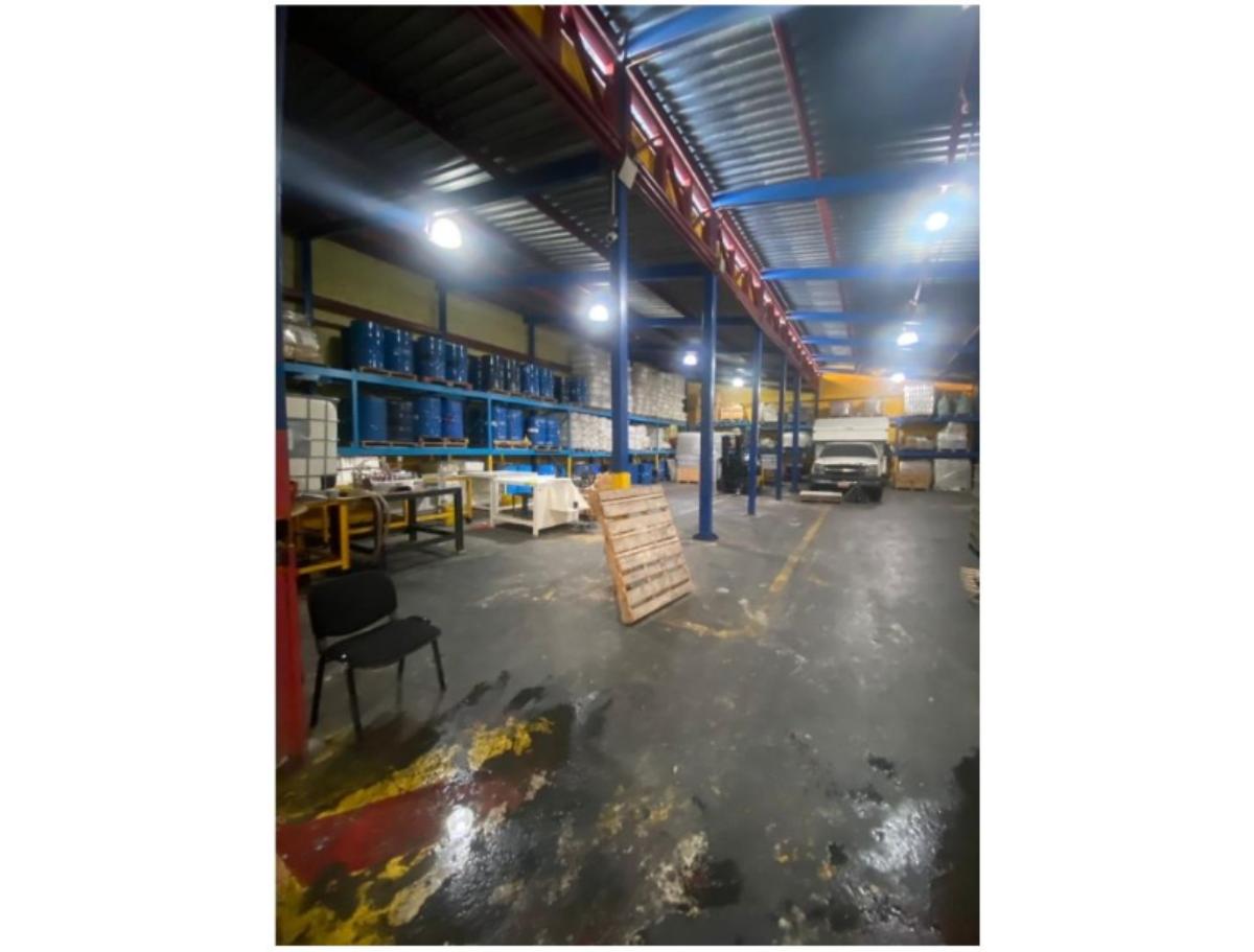 Edificio industrial con galpón en alquiler en Catia | 1.575,51 m²