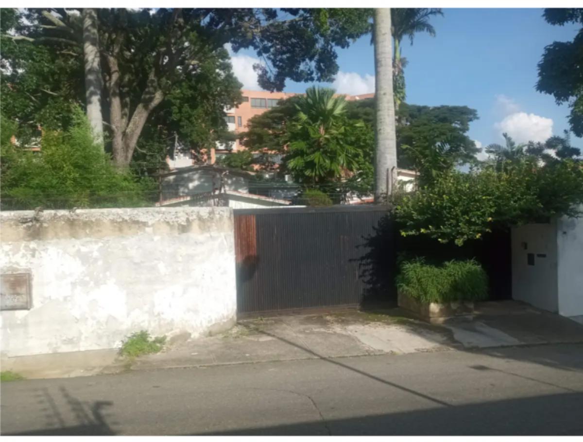 Terreno en venta en Los Chorros, Caracas | 2.250 m² y zonificación V-3